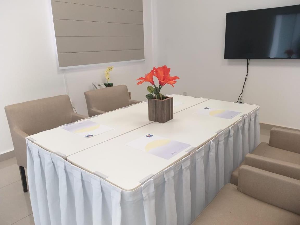 Comfort Hotel Cuiaba Экстерьер фото